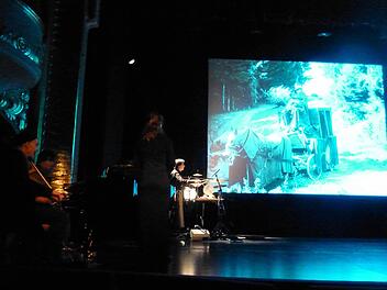 Atemlose Spannung im Publikum erzeugte die Band von Stephan Bothmer mit ihrer Musik zum Film "Nosferatu" im Bad Kissinger Kurtheater. Foto: Ahnert