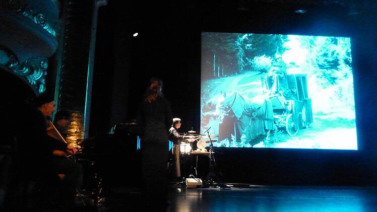 Atemlose Spannung im Publikum erzeugte die Band von Stephan Bothmer mit ihrer Musik zum Film "Nosferatu" im Bad Kissinger Kurtheater. Foto: Ahnert