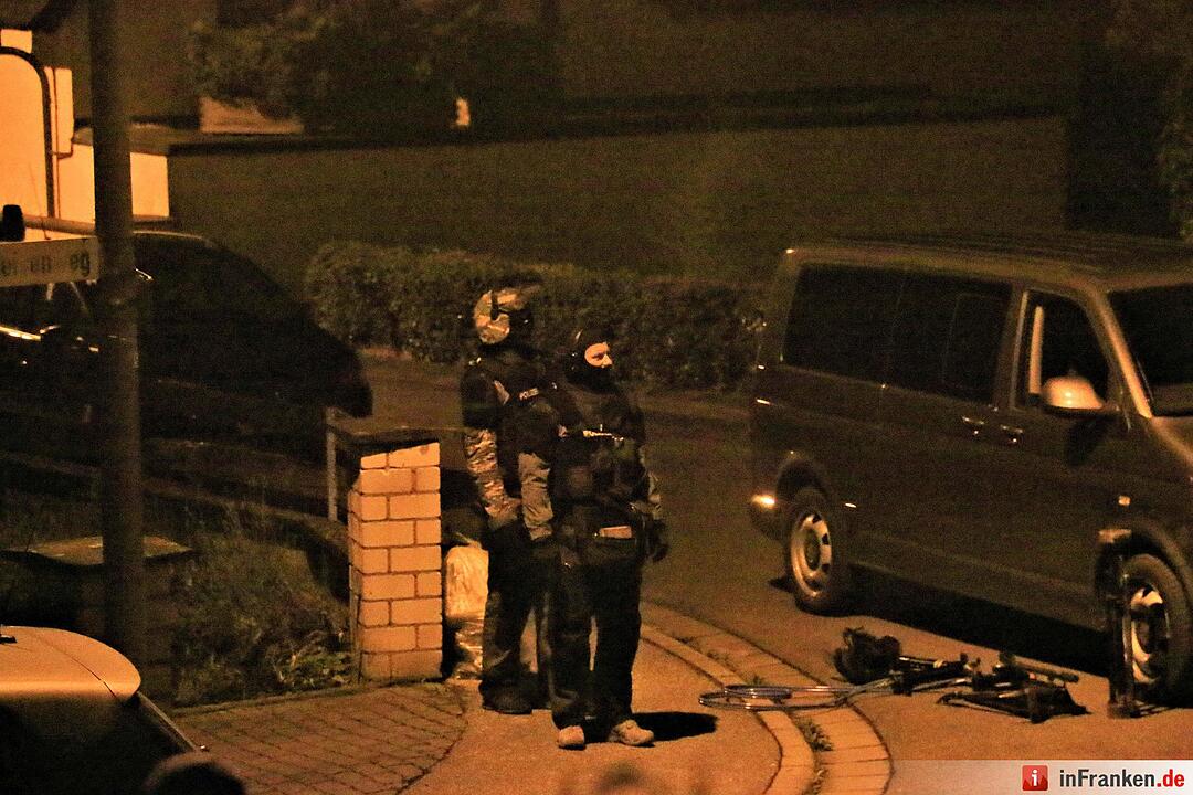 SEK stürmt Wohnhaus in Reundorf