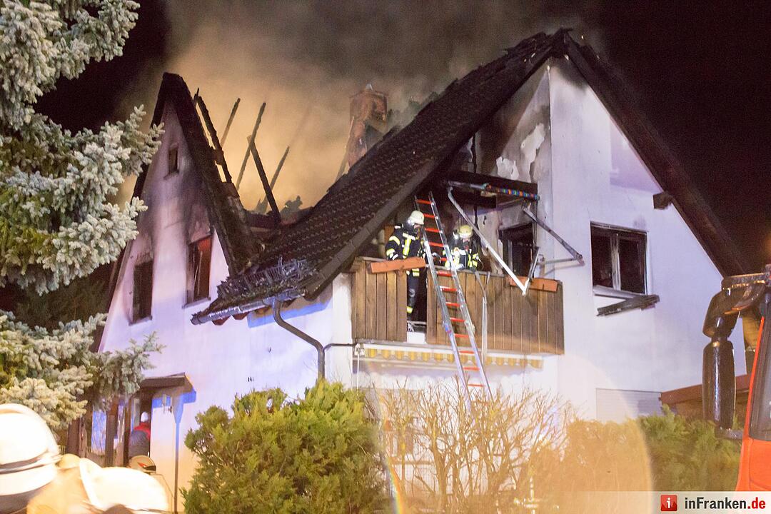 Wohnhaus wird durch Blitzschlag ein Raub der Flammen - Bewohner können sich rechtzeitig retten - Brand hält rund 100 Feuerwehrleute in Atem