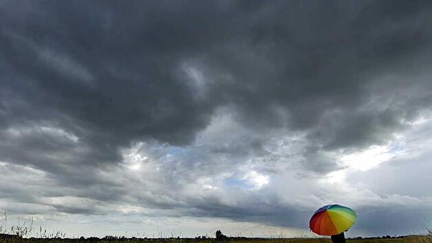 Zur Wochenmitte k&ouml;nnte es in Franken noch einmal st&uuml;rmisch werden. Foto: Armin Weigel dpa/lby
