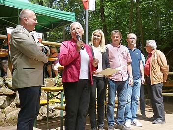 Bürgermeisterin Rose Stark spricht bei der Übergabe des Förderbescheides über den Breitbandausbau.  Foto: Carmen Schwind