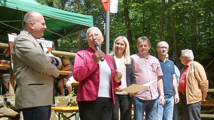 Bürgermeisterin Rose Stark spricht bei der Übergabe des Förderbescheides über den Breitbandausbau.  Foto: Carmen Schwind