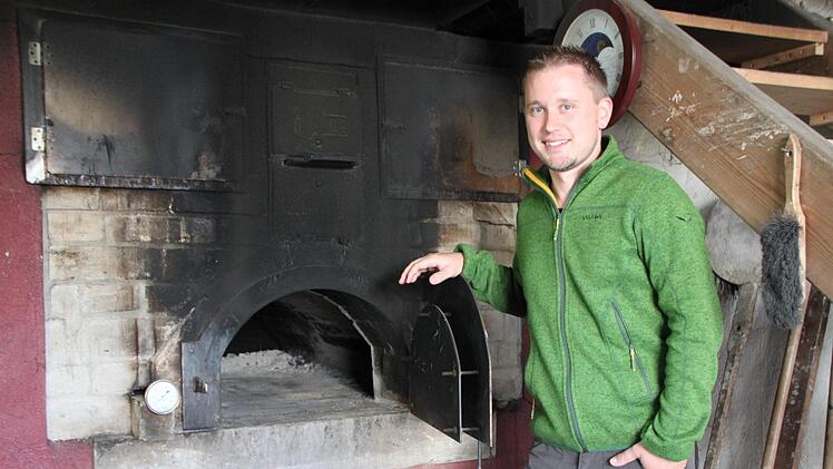 Die Becks haben einen Ofen gebaut - eigentlich, um Brot nach Urgroßmutters Rezept zu backen. Lucian nutzt ihn auch für seine Steaks. Foto: Ulrike Müller