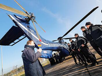 Zur Ausbildung der Polizeianwärter gehören auch einige Tage Training mit dem Hubschrauber.  Foto: Matthias Hoch