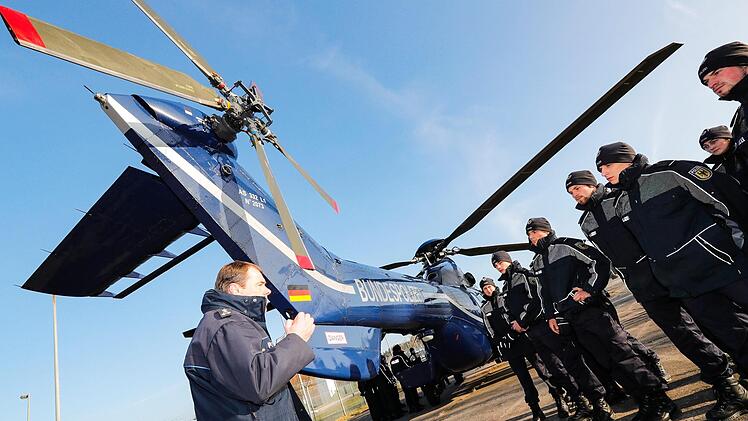 Zur Ausbildung der Polizeianwärter gehören auch einige Tage Training mit dem Hubschrauber.  Foto: Matthias Hoch