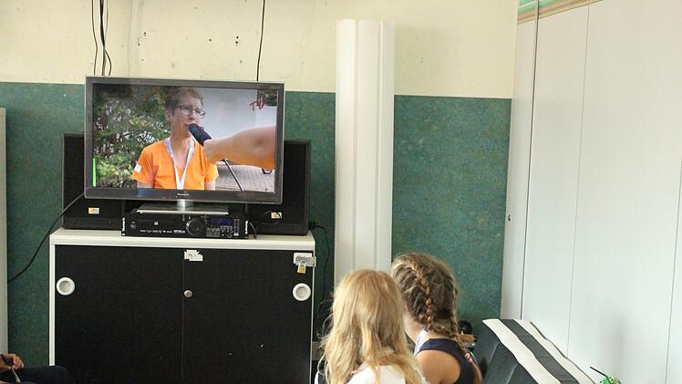 In der Fernsehlounge verfolgen die Kinder gespannt dem der Sendung Mini-TV. Foto: Julia Heimberger