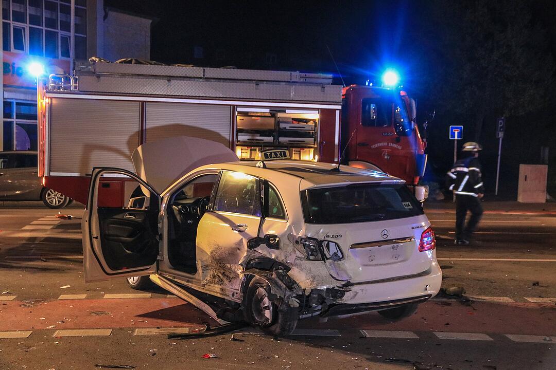 Bamberg: Auto kracht in Taxi - Verursacher flüchtet und lässt Verletzte zurück