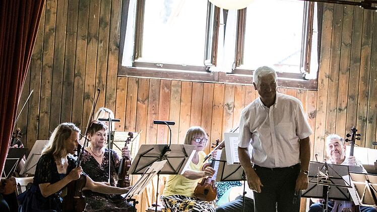 Ein abwechslungsreiches PRogramm rund um das Thema Puppen bot der Musizierkreis Neustadt unter der Leitung von Norbert Luche bei seiner Kaffeehausmusik.Foto: Jochen Berger