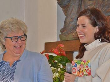 Pastoralreferentin Christine Endres (Würzburg, links), Leiterin des Bereichs Diakonische Pastoral/Sonderseelsorge und  Sprecherin der Bundeskonferenz Behindertenseelsorge  überreichte die offizielle Urkunde von Bischof Franz Jung, der damit Maria Krines das Amt der Gemeindereferentin in Maria Bildhausen übertrug. Foto: Hanns Friedrich