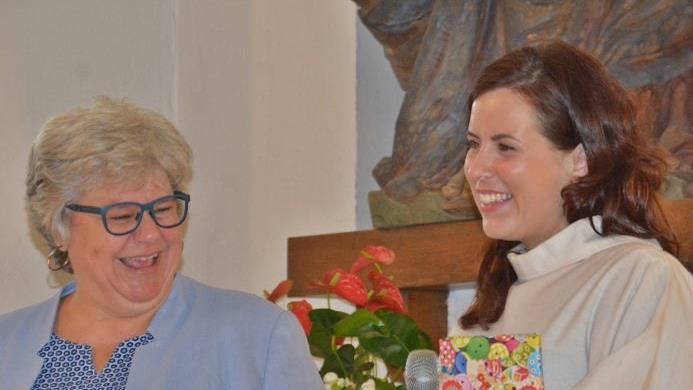 Pastoralreferentin Christine Endres (Würzburg, links), Leiterin des Bereichs Diakonische Pastoral/Sonderseelsorge und  Sprecherin der Bundeskonferenz Behindertenseelsorge  überreichte die offizielle Urkunde von Bischof Franz Jung, der damit Maria Krines das Amt der Gemeindereferentin in Maria Bildhausen übertrug. Foto: Hanns Friedrich
