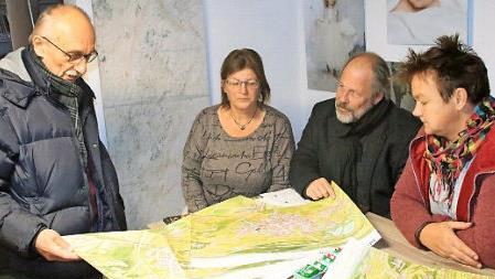 Beim Planen des Krippenwegs (von links): Hermann Hacker, Rosi Jörig (beide von der Kulturinitiative) sowie Quartiersmanager Michael Böhm und Susanne Mayr (Adam-Riese-Werbegemeinschaft) Foto: Matthias Einwag