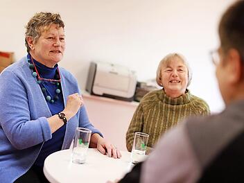 Christa Steiger (l.) und Edith Memmel im Gespräch mit unserem Reporter Marco Meißner. Foto: Marian Hamacher