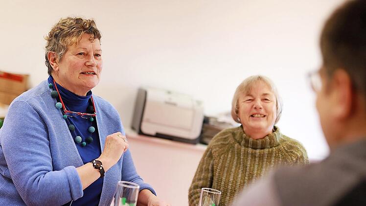 Christa Steiger (l.) und Edith Memmel im Gespräch mit unserem Reporter Marco Meißner. Foto: Marian Hamacher