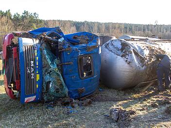 Unfall mit Gülle-Laster