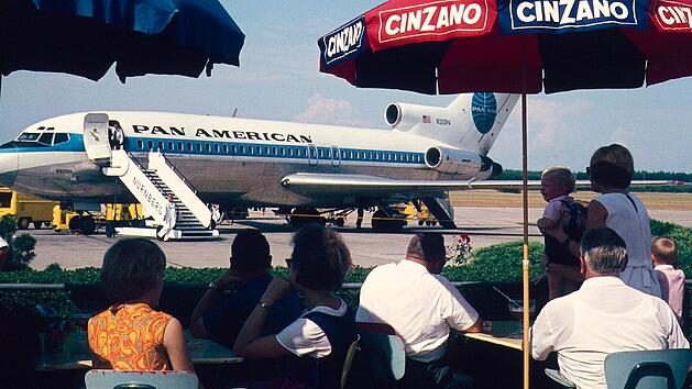 Flughafen N&uuml;rnberg ver&ouml;ffentlicht historisches Foto: Gastst&auml;tte an Airport-Rollfeld Besuchermagnet