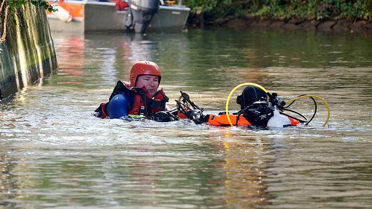 Bamberg: Helfer ziehen haufenweise M&uuml;ll aus Kanal - Demo-Plakat, Fahrr&auml;der und Co.