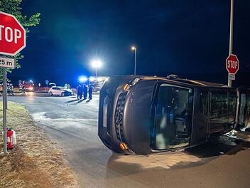 Transporter bei Unfall im Kreis Bamberg umgekippt