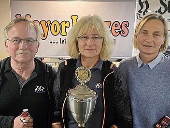 Die Vereinsmeister des ASC Elke Richter, Mitte (Platz 1), Heiner Schulze links und Ramona Seel rechts (mit gleicher Punktzahl auf Platz 2).