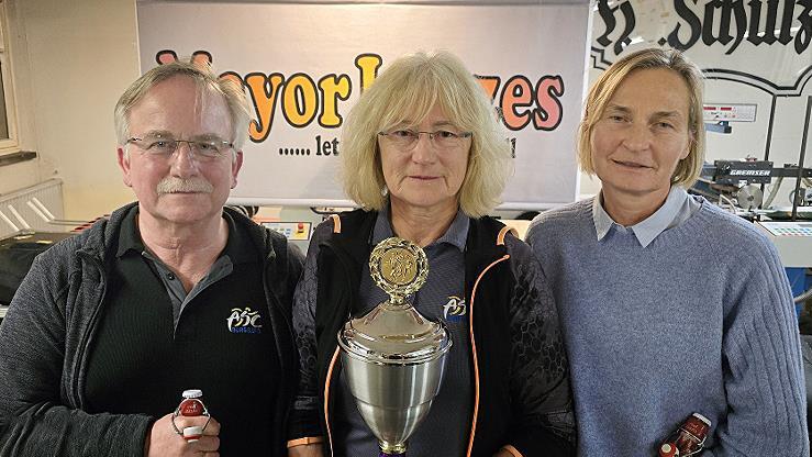 Die Vereinsmeister des ASC Elke Richter, Mitte (Platz 1), Heiner Schulze links und Ramona Seel rechts (mit gleicher Punktzahl auf Platz 2).