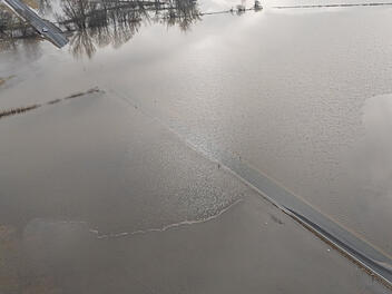 Hochwasserwarnungen f&uuml;r Franken: Erste Stra&szlig;ensperrungen in Mittelfranken - Hochwasser-Alarm im Aischgrund
