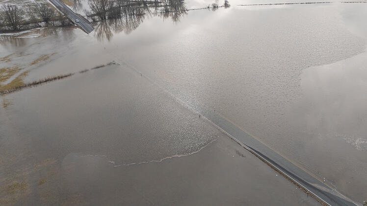 Hochwasserwarnungen f&uuml;r Franken: Erste Stra&szlig;ensperrungen in Mittelfranken - Hochwasser-Alarm im Aischgrund