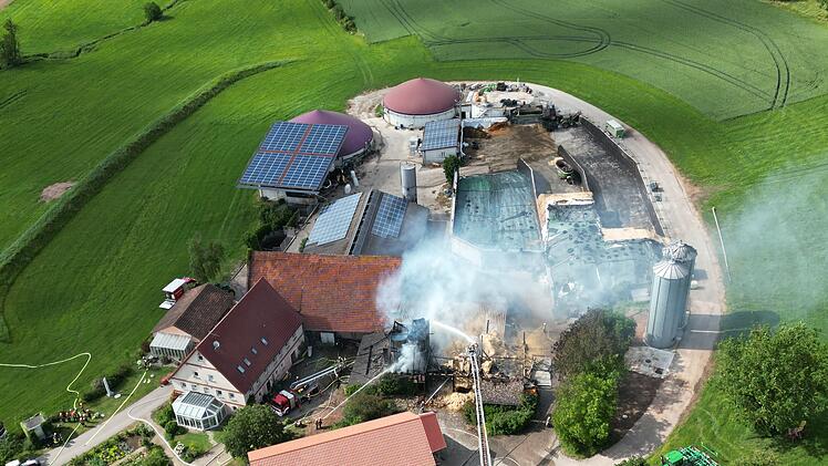 Scheunenbrand in Feuchtwangen - 170 Einsatzkr&auml;fte vor Ort