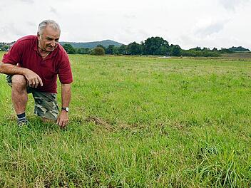 Franz Ruß auf "seiner" FFH-Fläche. Ein Umpflügen zum Anbau von Gertreide wird von den Behörden bisher nicht erlaubt. Foto:  Ronald Rinklef