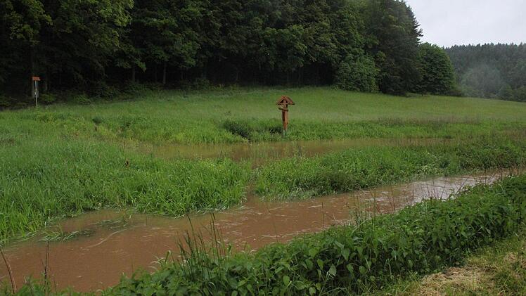 Die Aurach führte viel Wasser, hatte sich am Montagmorgen (27. Mai) aber schon wieder einigermaßen beruhigt.