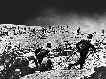 Das Archivbild aus dem Jahr 1915 zeigt einen Sturmangriff österreichischer Truppen an der Isonzofront (Ostabschnitt der italienisch-österreichischen Front). Foto: dpa/Archiv