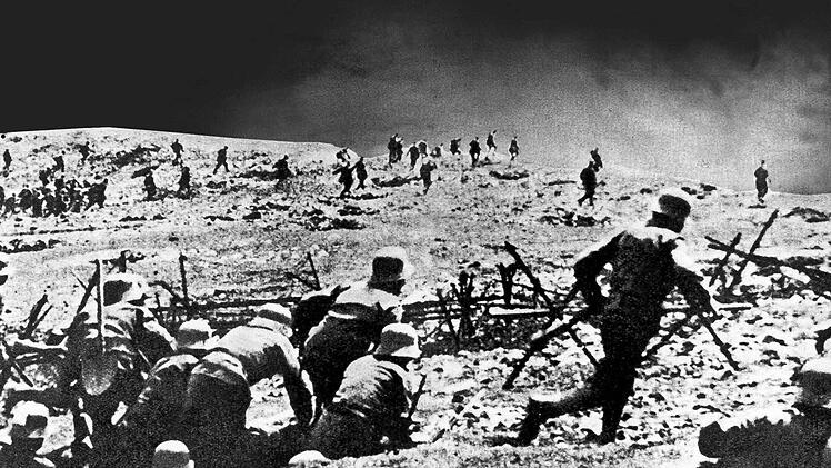 Das Archivbild aus dem Jahr 1915 zeigt einen Sturmangriff österreichischer Truppen an der Isonzofront (Ostabschnitt der italienisch-österreichischen Front). Foto: dpa/Archiv