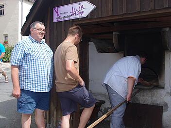 Peter Müller backte Hesselbacher Dorffest-Brot. Das ist Tradition, dass nicht nur beim Dorffest der Backofen in der Ortsmitte aktiviert wird. Foto: Heike Schülein