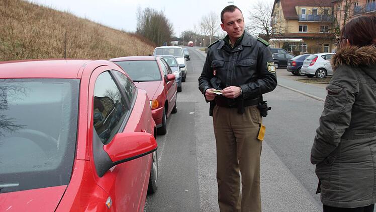 Polizeiobermeister Markus Stöckl bei einem leichten Unfall in Hirschaid. Foto: Sebastian Martin