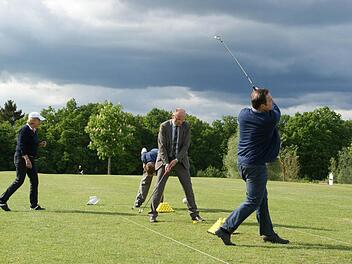 Dass Dieter Möhring früher schon golfte, sah man schnell. Landrat Wilhelm Schneider (von rechts) checkt noch die Abschlagtechnik.