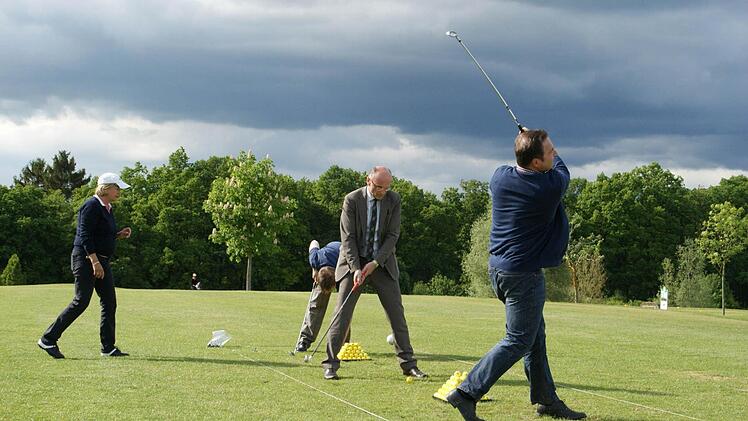 Dass Dieter Möhring früher schon golfte, sah man schnell. Landrat Wilhelm Schneider (von rechts) checkt noch die Abschlagtechnik.