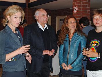 Siegreiche Autorinnen und die Darsteller ihrer Stücke in der Coburger Reithalle (von links): Anne Clausen, Alexandra Helmig, Ruth Johanna Benrath.Foto: Carolin Herrmann