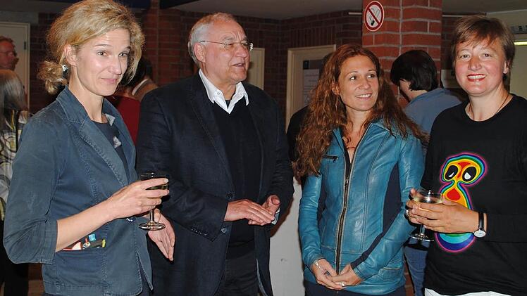 Siegreiche Autorinnen und die Darsteller ihrer Stücke in der Coburger Reithalle (von links): Anne Clausen, Alexandra Helmig, Ruth Johanna Benrath.Foto: Carolin Herrmann