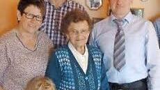 Katharina Haas (M.) im Kreis ihrer Familie mit Tochter Roswitha, Sohn Friedrich, den Urenkeln Lina und Jakob sowie Drittem B&uuml;rgermeister Adam Neuner (r.)  Foto: privat