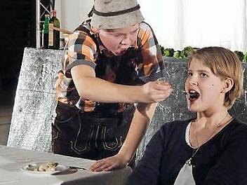 Engagiert spielten die Schüler in dem Stück "Fast Food oder der Brandner Kasper". Foto: Petra Malbrich