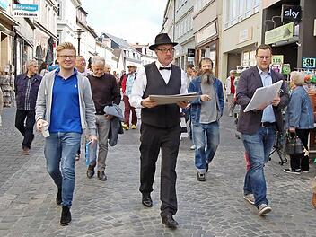 : Der Rundgang mit Reiner Wessels, Abteilungsleiter bei der Wohnbau der Stadt (Mitte), startete im Steinweg.