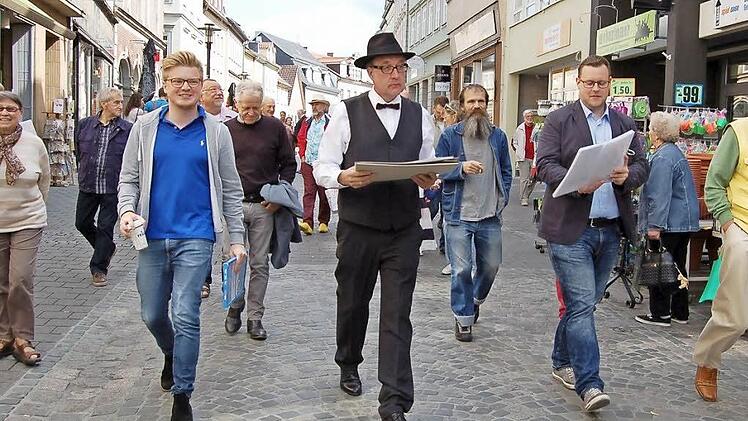 : Der Rundgang mit Reiner Wessels, Abteilungsleiter bei der Wohnbau der Stadt (Mitte), startete im Steinweg.