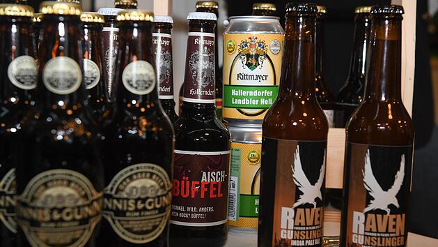 Auch exotische Biere wie India Pale Ales sind auf der ersten Bamberger Biermesse vertreten. Nur der Gerstensaft, der direkt aus der Domstadt kommt, den Suchen Besucher vergebens: Es nimmt keine Bamberger Brauerei teil.  Foto: Ronald Rinklef