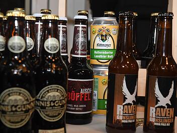 Auch exotische Biere wie India Pale Ales sind auf der ersten Bamberger Biermesse vertreten. Nur der Gerstensaft, der direkt aus der Domstadt kommt, den Suchen Besucher vergebens: Es nimmt keine Bamberger Brauerei teil.  Foto: Ronald Rinklef