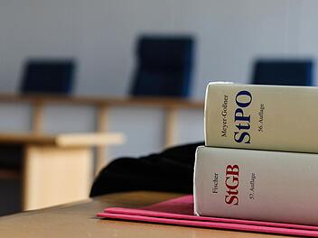 Die Verhandlung steckt noch in der Beweisaufnahme, dann greifen die Juristen zum Strafgesetzbuch und zur -prozessordnung. Foto: Archiv (Symbolbild)