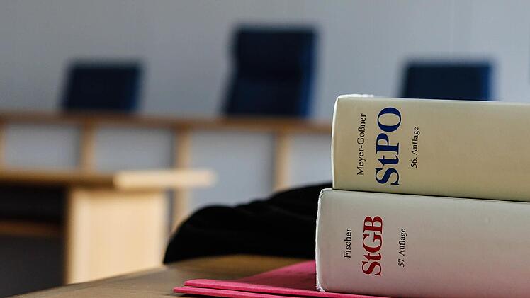 Die Verhandlung steckt noch in der Beweisaufnahme, dann greifen die Juristen zum Strafgesetzbuch und zur -prozessordnung. Foto: Archiv (Symbolbild)