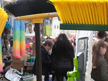 Kochlöffel, Bürsten, Besen, Siebe, Töpfe und viele andere Haushaltsartikel lockten an die Stände. Gerd Schaar