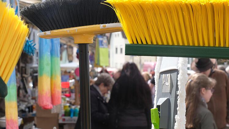 Kochlöffel, Bürsten, Besen, Siebe, Töpfe und viele andere Haushaltsartikel lockten an die Stände. Gerd Schaar