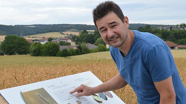Jochen Then hat an seinen Feldern in Burglauer eine Art Rundweg eingerichtet. Auf neun Tafeln k&ouml;nnen Spazierg&auml;nger sich dort &uuml;ber die angebauten Feldfr&uuml;chte informieren.  Foto: Isolde Krapf