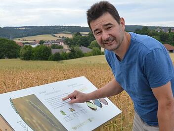 Jochen Then hat an seinen Feldern in Burglauer eine Art Rundweg eingerichtet. Auf neun Tafeln k&ouml;nnen Spazierg&auml;nger sich dort &uuml;ber die angebauten Feldfr&uuml;chte informieren.  Foto: Isolde Krapf