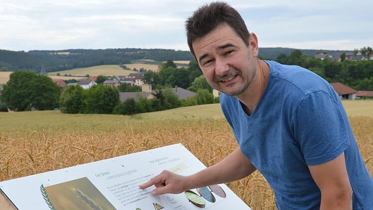Jochen Then hat an seinen Feldern in Burglauer eine Art Rundweg eingerichtet. Auf neun Tafeln k&ouml;nnen Spazierg&auml;nger sich dort &uuml;ber die angebauten Feldfr&uuml;chte informieren.  Foto: Isolde Krapf